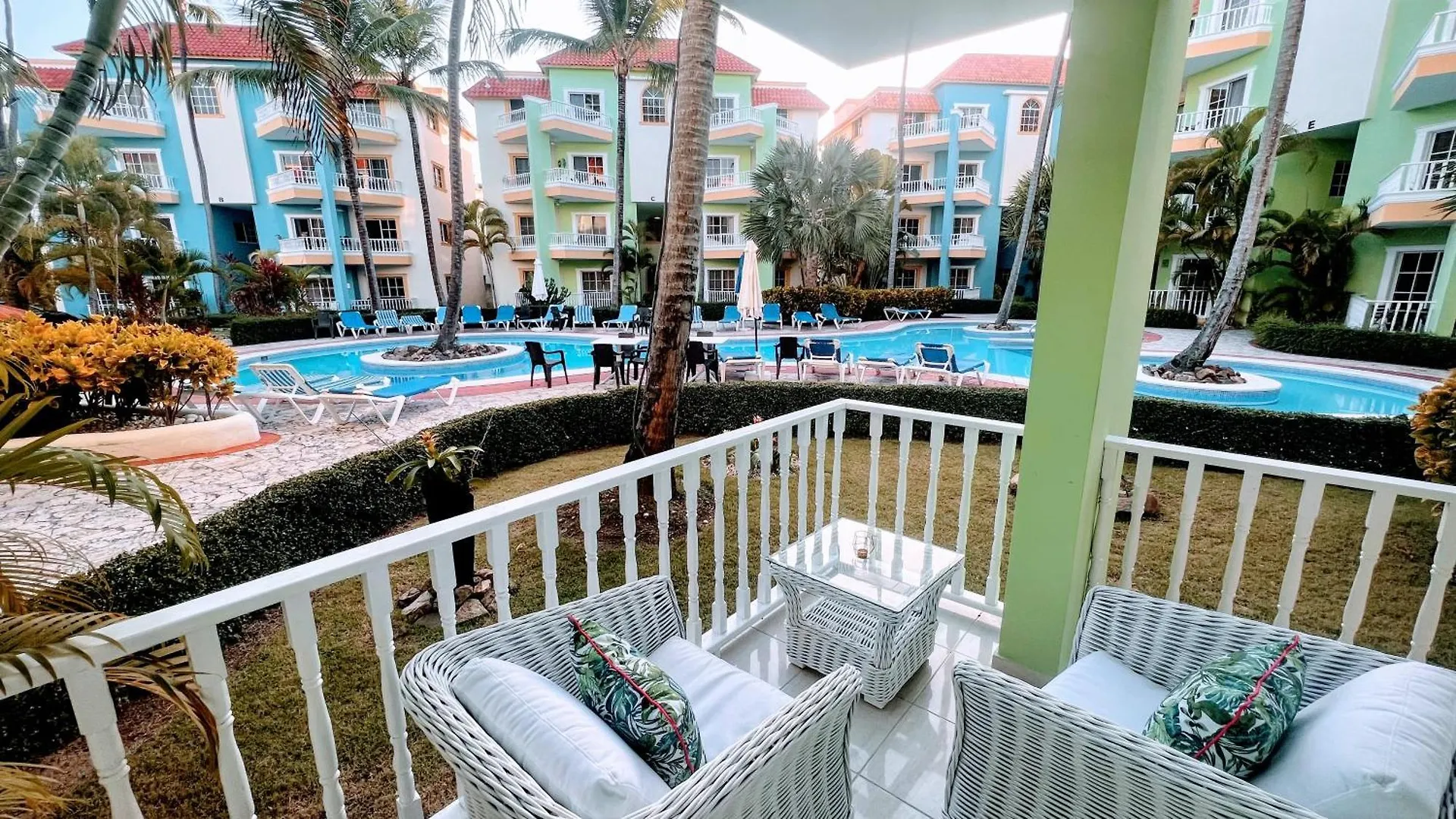 Pool View, Walk To Beach, Shops, Dining, Fast Wifi Punta Cana Apartment