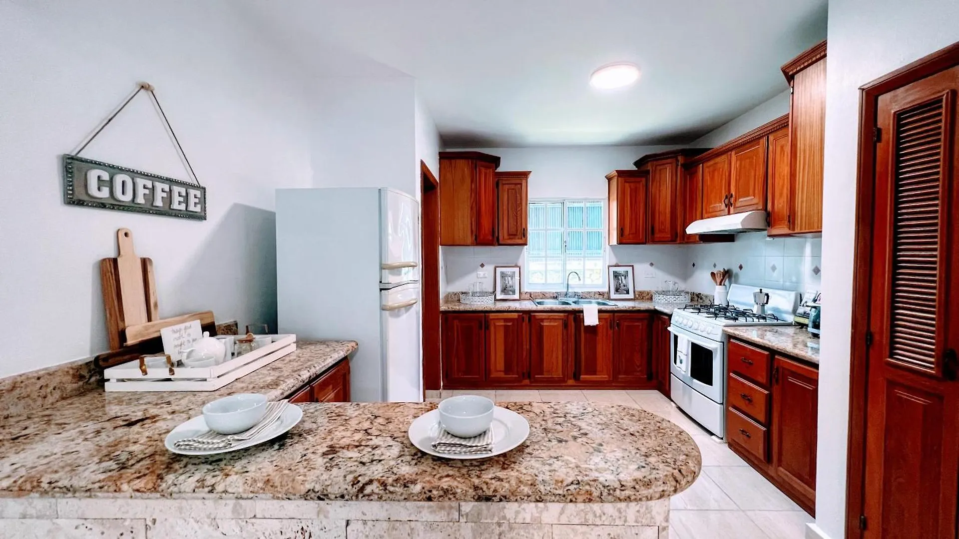Pool View, Walk To Beach, Shops, Dining, Fast Wifi Punta Cana Apartment