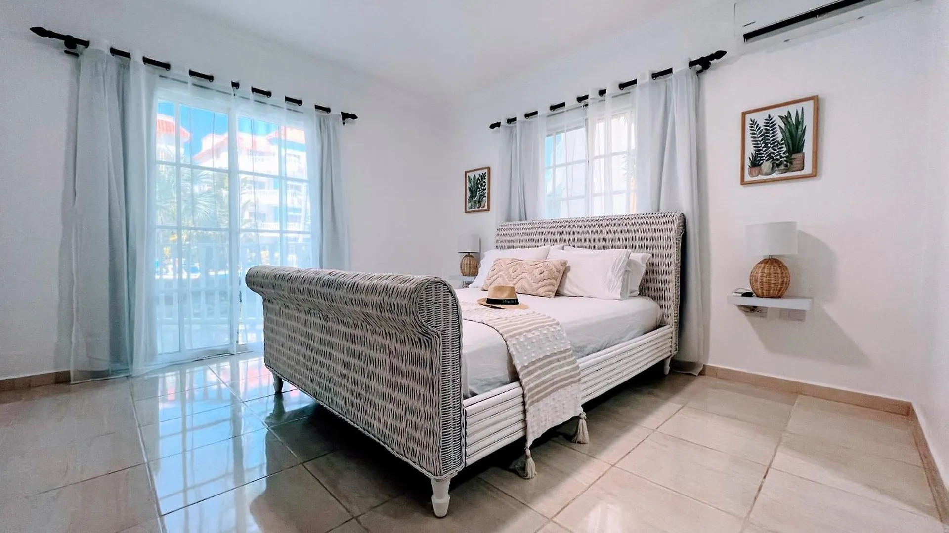Pool View, Walk To Beach, Shops, Dining, Fast Wifi Punta Cana Apartment